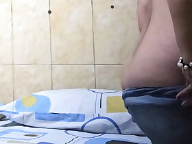 Sexo por dinero real: Mamá soltera culona es abordada en la calle mientras regresaba a su casa y acepta coger con pervertido por dinero en efectivo.