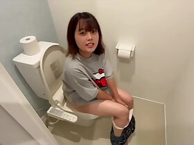 彼氏がいるのに男友達の家に遊びにいったら流れでえっちしてしまいました。。