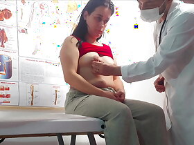 Ginecologista enfia dedo no cu e fode paciente!