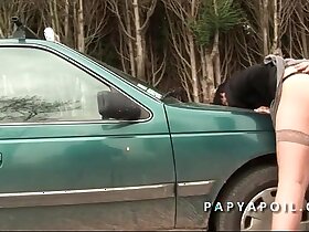 Papy baise une grosse coquine avec un pote qui sneezles sodomise sur sneezles voiture